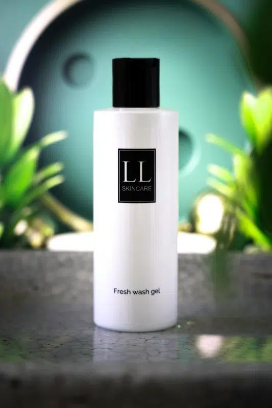 LL Skincare Fresh Wash Gel op tafel met planten achtergrond